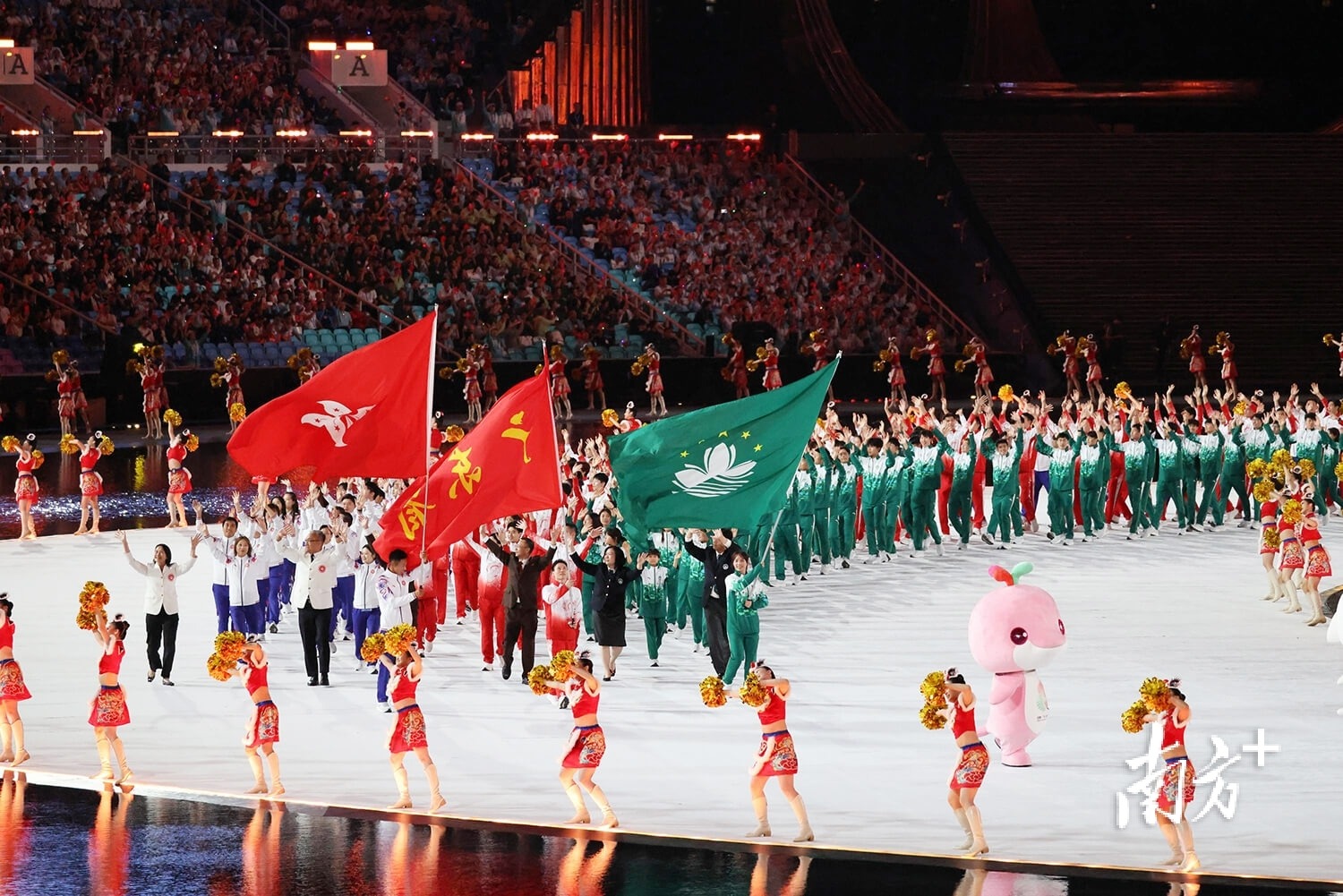 走进现场，你会发现nba球员都是人形高达